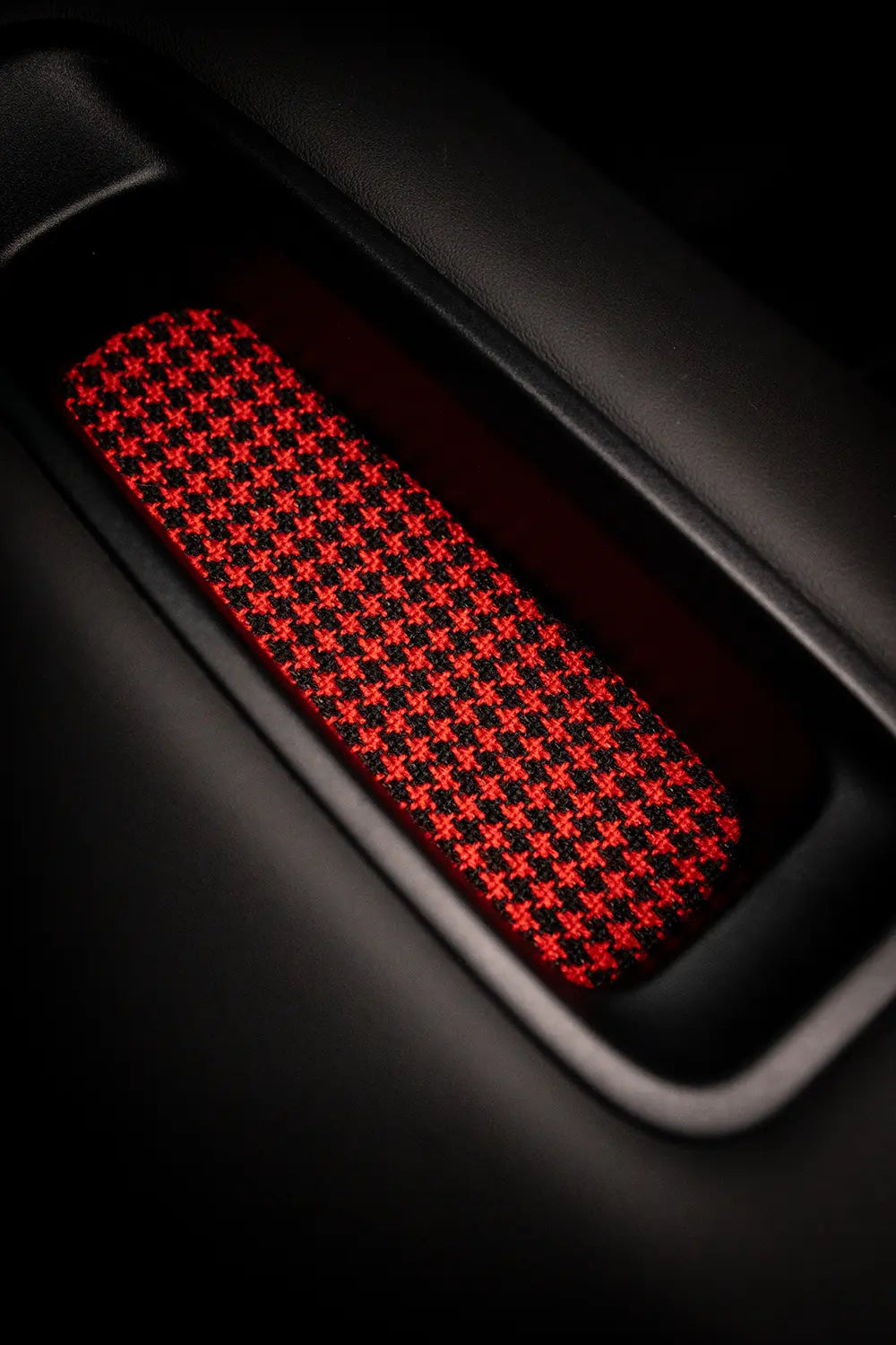 hahnentritt-schwarz-rot-inlay-911-detail