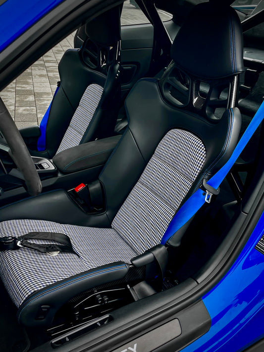 Porsche Vollschalensitz mit Pepita blau