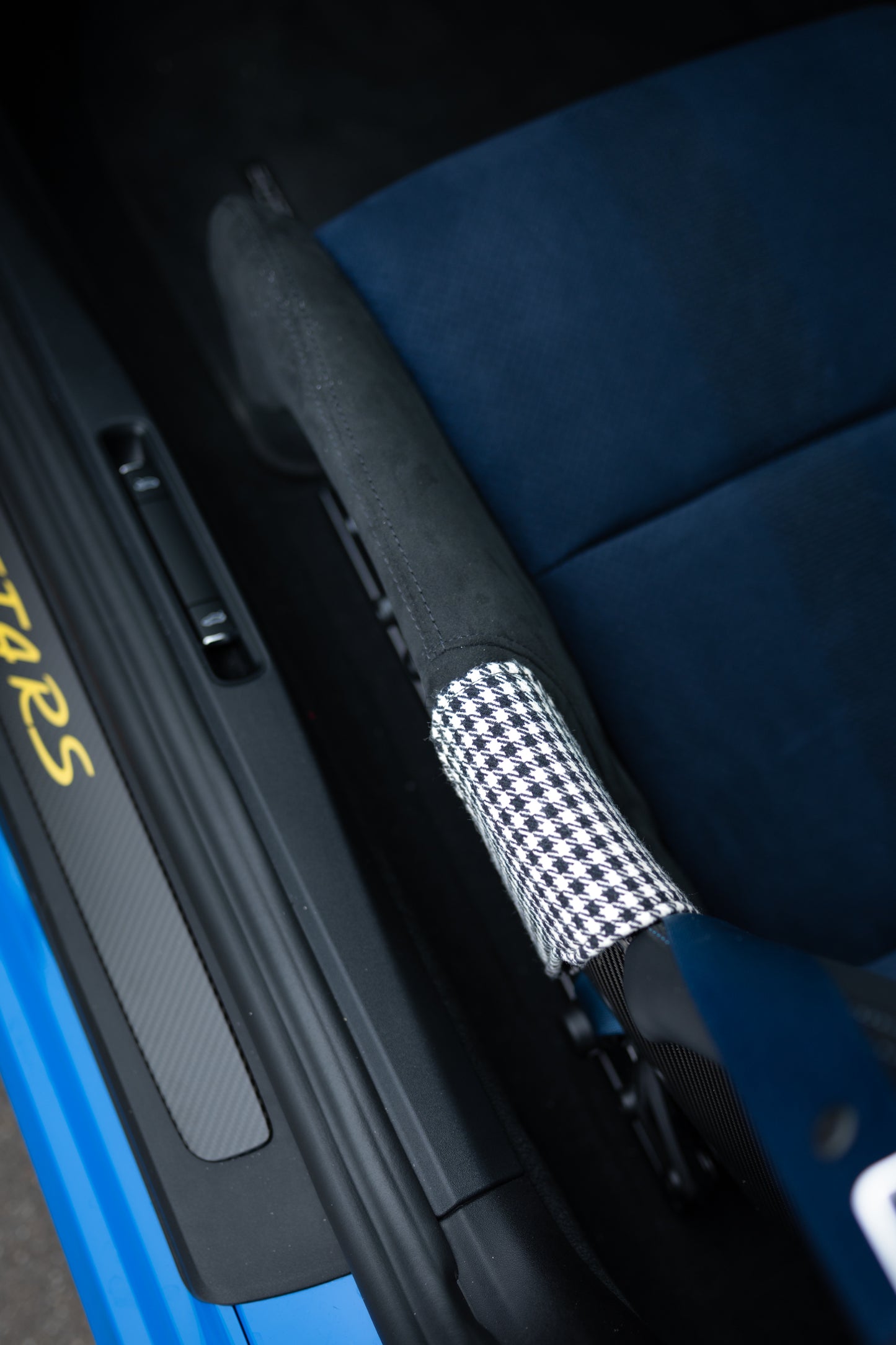 Alcantara® mit Ziernaht & Pepita für Vollschalensitze