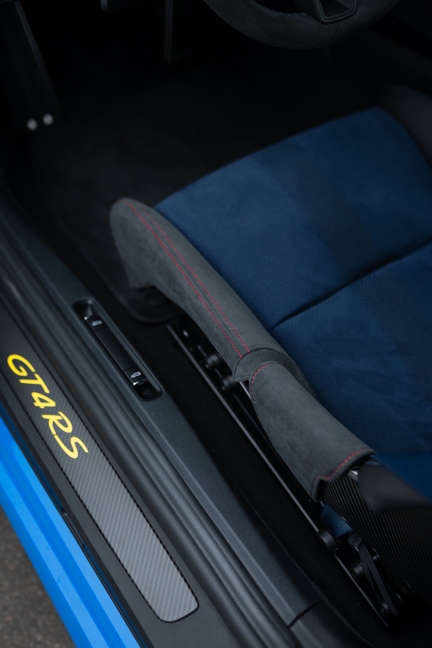 Alcantara® mit Ziernaht für Vollschalensitze