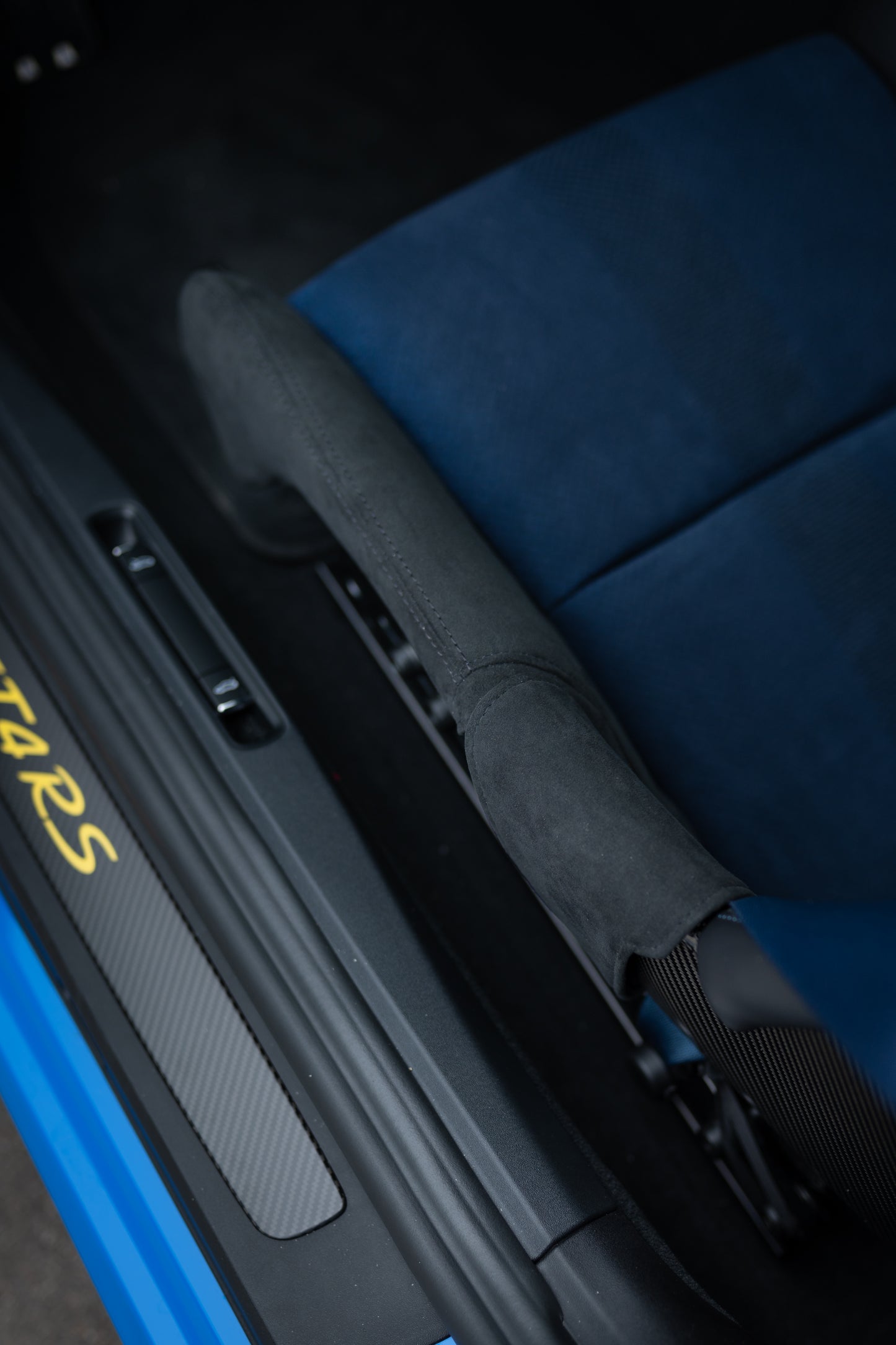 Alcantara® mit Ziernaht für Vollschalensitze