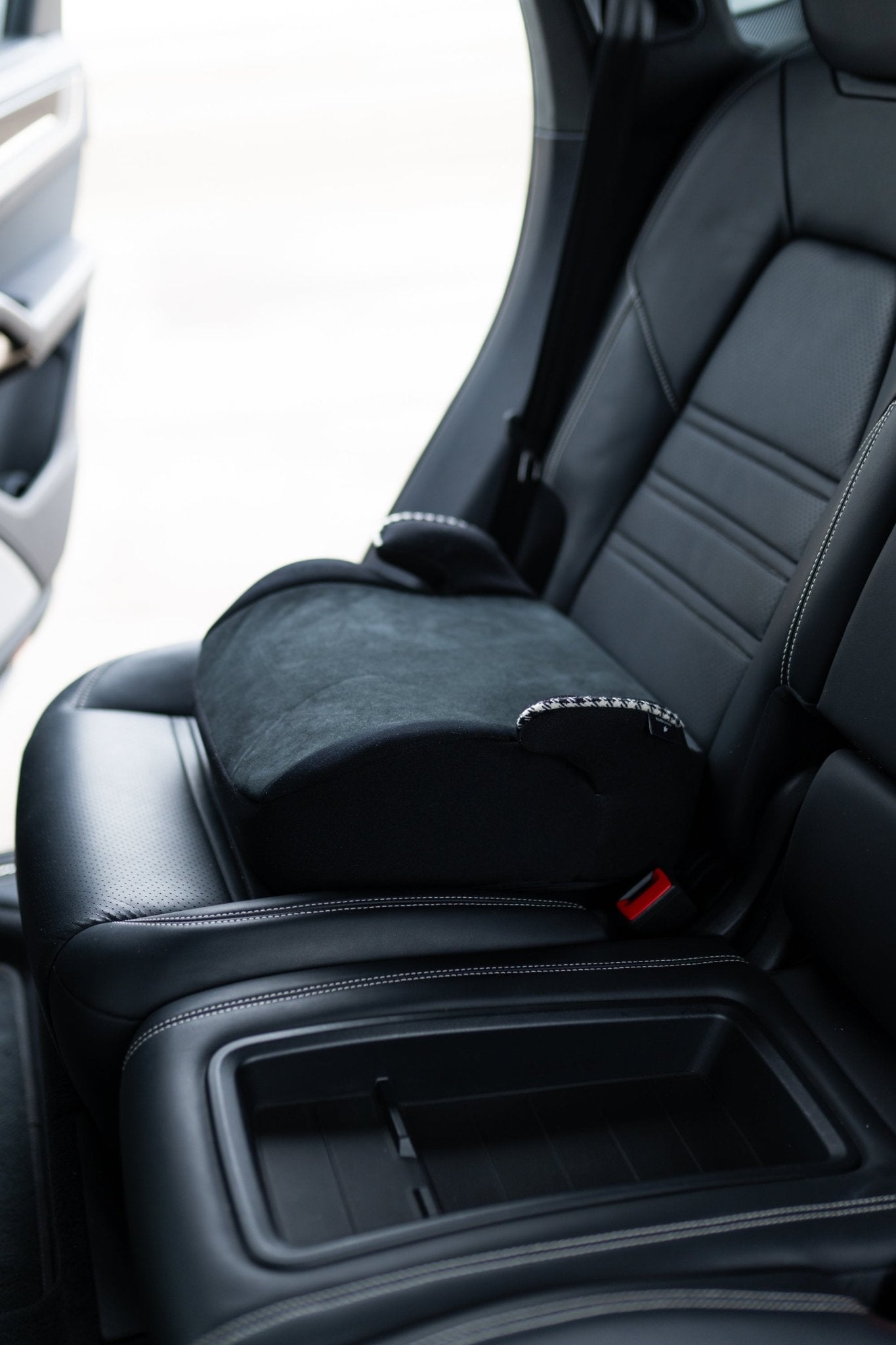 Alcantara® und Pepita Kindersitz für Porsche - Project Pepita