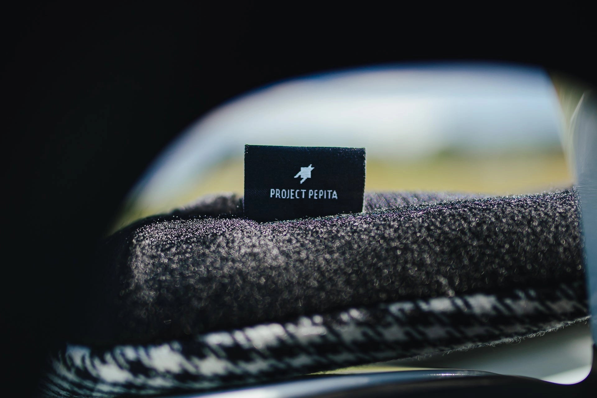 Pepita Inserts für Porsche Schalensitze in schwarz und weiß, hochwertige Textur und stilvolles Design für sportliche Eleganz.