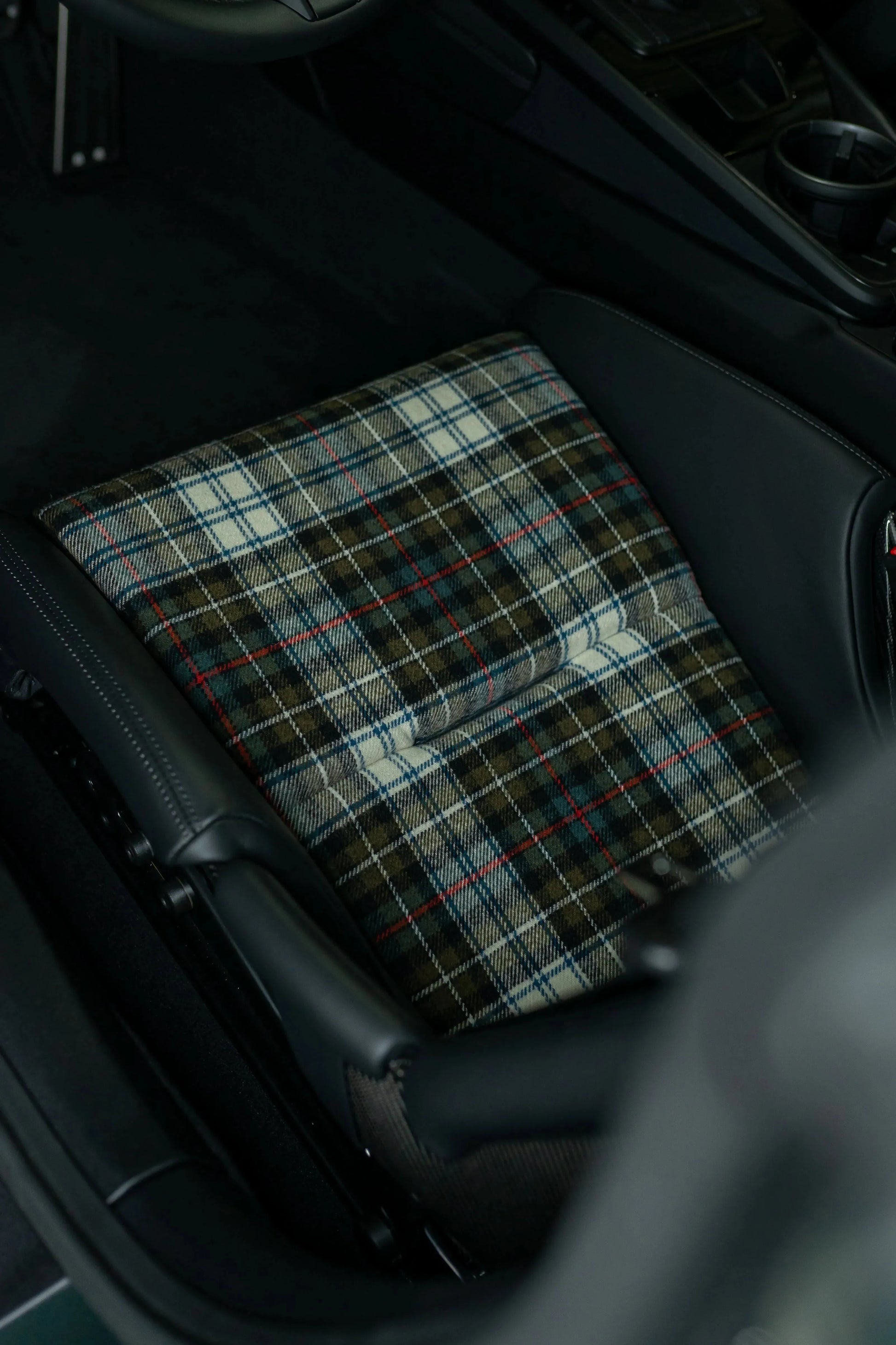 Porsche Vollschalensitz mit Schottenkaro beige