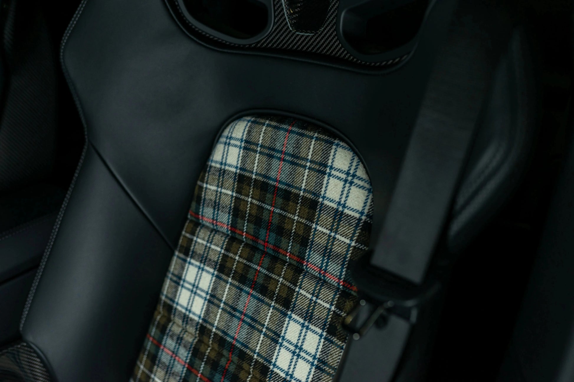 Porsche Vollschalensitz mit Schottenkaro beige