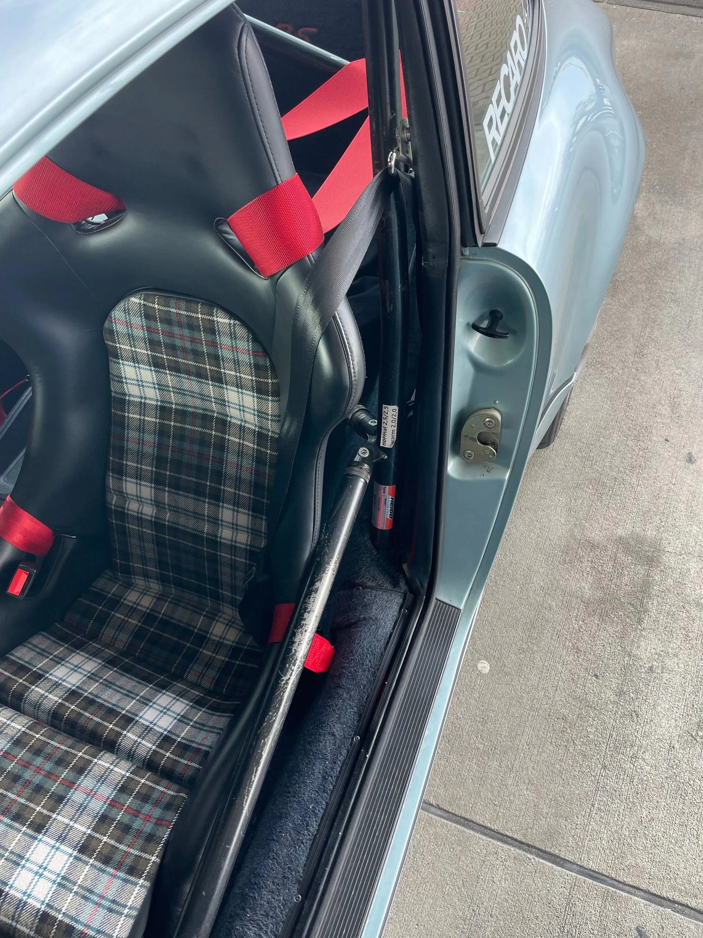 Porsche Vollschalensitz mit Schottenkaro beige